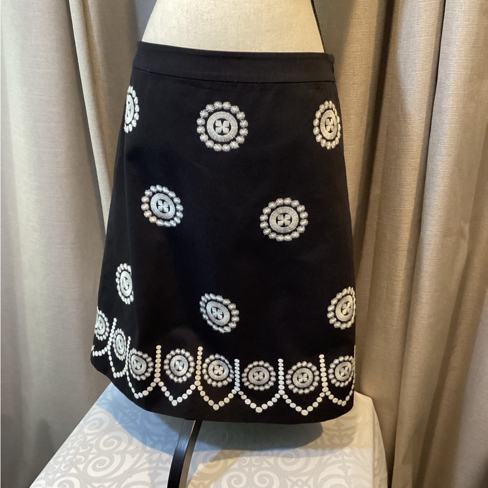 Boden embroidered black and white skirt, size 8.